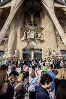 Basilica de la Sagrada Familia, a la imatge visitants davant la fa?ana de la Passio, Barcelona 7.05.2026 [ABM112368228]