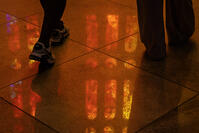 Interior de la basilica de la Sagrada Familia, a la fotografia reflexe al terra dels vitralls del temple, Barcelona 7.05.2026 [ABM112368232]