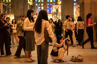 Interior de la basilica de la Sagrada Familia, a la fotografia visitants a l interior del temple, Barcelona 7.05.2026 [ABM112368233]