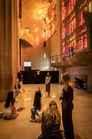 Interior de la basilica de la Sagrada Familia, a la fotografia unes visitants es fan fotografies amb la llum de tarda que travessa els vitralls a l interior del temple, Barcelona 7.05.2026 [ABM112368234]
