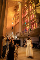 Interior de la basilica de la Sagrada Familia, a la fotografia unes visitants es fan fotografies amb la llum de tarda que travessa els vitralls a l interior del temple, Barcelona 7.05.2026 [ABM112368235]