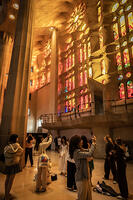 Interior de la basilica de la Sagrada Familia, a la fotografia unes visitants es fan fotografies amb la llum de tarda que travessa els vitralls a l interior del temple, Barcelona 7.05.2026 [ABM112368236]