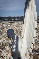 Estatua de l Angel de la torre de Sant Mateu amb l ombra de la grua de la torre de Jesucrist, temple de la Sagrada Familia, Barcelona 14.05.2026 [ABM112368239]