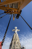 Vista d una de les grues i la torre de Jesucrist, unides per una passarel la metal lica, Temple de la Sagrada Familia, Barcelona 14.05.2026 [ABM112368240]
