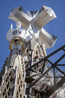 Sagrada Familia, a la fotografia un treballador. penjat amb un arnes a l exterior de la torre de Jesucrist, Barcelona 14.05.2026 [ABM112368246]