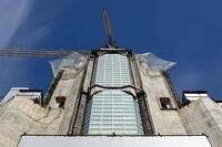 Al centre de la fotografia la grua de la torre de Jesucrist sobresurt per la fa?ana de la Gloria, encara inacabada, Barcelona 14.05.2026 [ABM112368247]