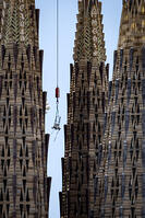 Temple de la Sagrada Familia, a la fotografia material transportat per una grua entre les torres del temple, Barcelona 14.05.2026 [ABM112368250]