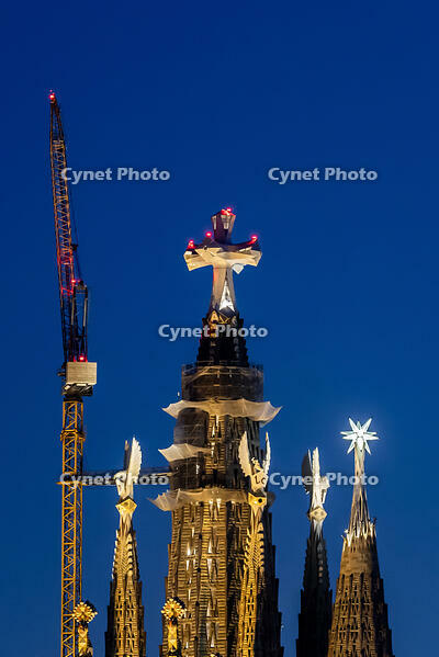 El temple de la Sagrada Familia amb la creu que corona la torre de Jesus, Barcelona 17.03.2026 [ABM112368212]