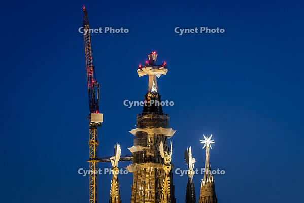 El temple de la Sagrada Familia amb la creu que corona la torre de Jesus, Barcelona 17.03.2026 [ABM112368213]