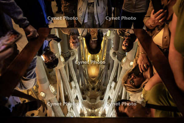 Interior de la basilica de la Sagrada Familia, a la imatge visitants i sostre del temple reflectits en un mirall, Barcelona 7.05.2026 [ABM112368223]