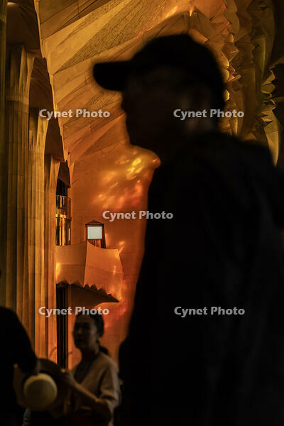 Interior de la basilica de la Sagrada Familia, a la fotografia visitants amb la llum de tarda que travessa els vitralls, Barcelona 7.05.2026 [ABM112368224]
