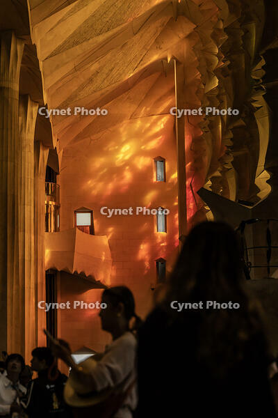 Interior de la basilica de la Sagrada Familia, a la fotografia visitants amb la llum de tarda que travessa els vitralls, Barcelona 7.05.2026 [ABM112368225]