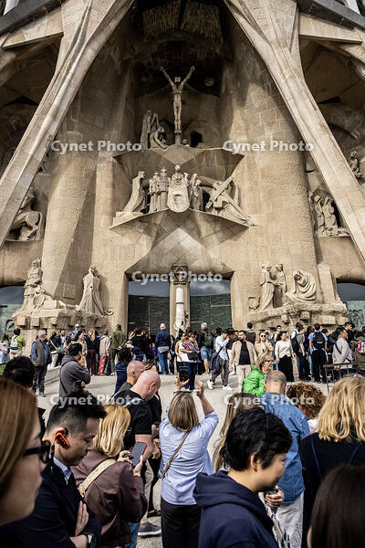 Basilica de la Sagrada Familia, a la imatge visitants davant la fa?ana de la Passio, Barcelona 7.05.2026 [ABM112368228]