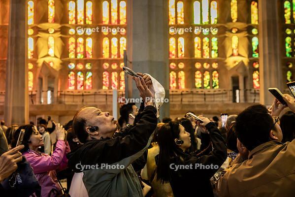Basilica de la Sagrada Familia, a la imatge visitants fotografiant l interior del temple, Barcelona 7.05.2026 [ABM112368229]