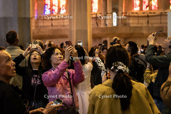 Basilica de la Sagrada Familia, a la imatge visitants fotografiant l interior del temple, Barcelona 7.05.2026 [ABM112368230]