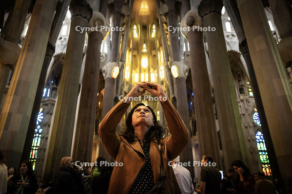 Interior de la basilica de la Sagrada Familia, a la imatge una visitant fent una fotografia a l interior del temple, Barcelona 7.05.2026 [ABM112368231]