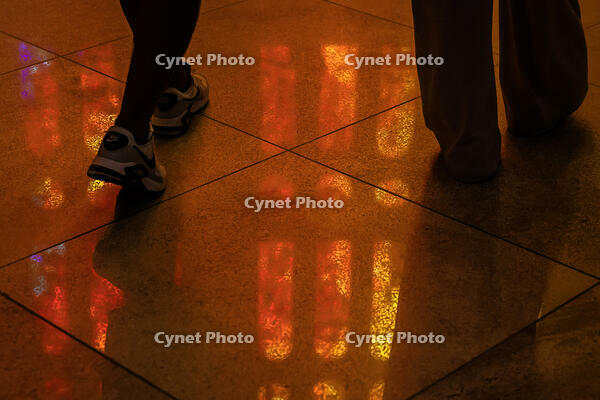 Interior de la basilica de la Sagrada Familia, a la fotografia reflexe al terra dels vitralls del temple, Barcelona 7.05.2026 [ABM112368232]