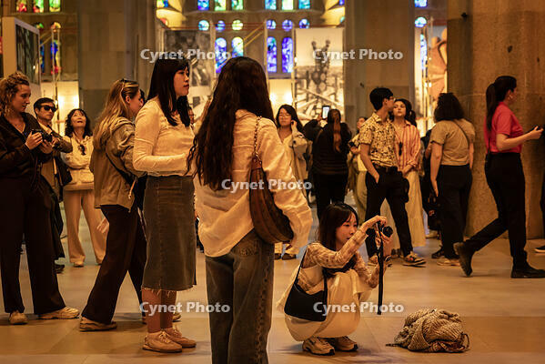 Interior de la basilica de la Sagrada Familia, a la fotografia visitants a l interior del temple, Barcelona 7.05.2026 [ABM112368233]