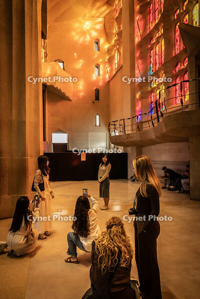 Interior de la basilica de la Sagrada Familia, a la fotografia unes visitants es fan fotografies amb la llum de tarda que travessa els vitralls a l interior del temple, Barcelona 7.05.2026 [ABM112368234]