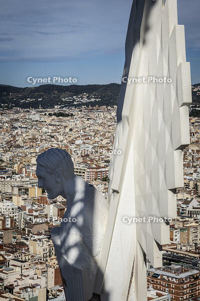 Estatua de l Angel de la torre de Sant Mateu amb l ombra de la grua de la torre de Jesucrist, temple de la Sagrada Familia, Barcelona 14.05.2026 [ABM112368239]