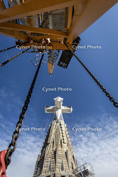 Vista d una de les grues i la torre de Jesucrist, unides per una passarel la metal lica, Temple de la Sagrada Familia, Barcelona 14.05.2026 [ABM112368240]
