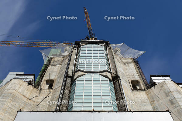 Al centre de la fotografia la grua de la torre de Jesucrist sobresurt per la fa?ana de la Gloria, encara inacabada, Barcelona 14.05.2026 [ABM112368247]