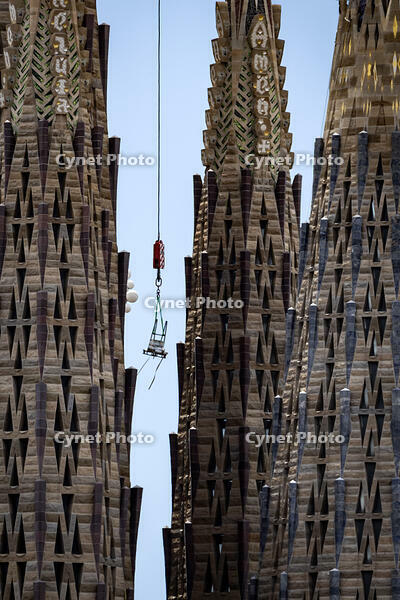 Temple de la Sagrada Familia, a la fotografia material transportat per una grua entre les torres del temple, Barcelona 14.05.2026 [ABM112368250]