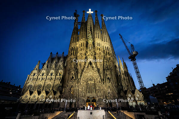 El Papa Lleo XIV beneeix la torre de Jesus del temple de la Sagrada Familia, a la foto moment de la benediccio, Barcelona 10.06.2026 [ABM112368252]