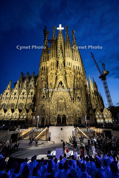 El Papa Lleo XIV beneeix la torre de Jesus del temple de la Sagrada Familia, Barcelona 10.06.2026 [ABM112368254]