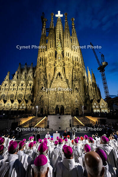 El Papa Lleo XIV beneeix la torre de Jesus del temple de la Sagrada Familia, Barcelona 10.06.2026 [ABM112368255]