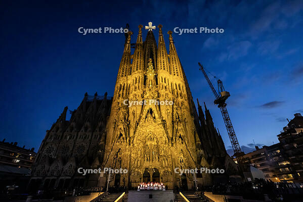 El Papa Lleo XIV beneeix la torre de Jesus del temple de la Sagrada Familia, Barcelona 10.06.2026 [ABM112368256]