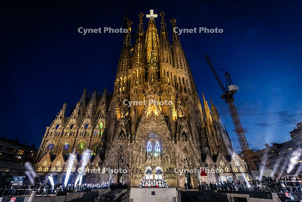 El Papa Lleo XIV beneeix la torre de Jesus del temple de la Sagrada Familia, Barcelona 10.06.2026 [ABM112368259]