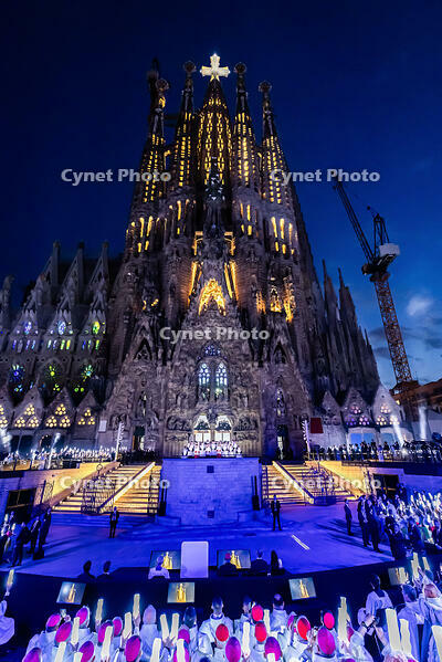 El Papa Lleo XIV beneeix la torre de Jesus del temple de la Sagrada Familia, Barcelona 10.06.2026 [ABM112368260]