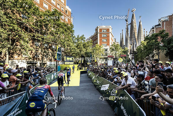 Presentacio equips Tour de Fran?a, avinguda Gaudi amb la Sagrada Familia, Barcelona 2.07.2026 [ABM112368265]