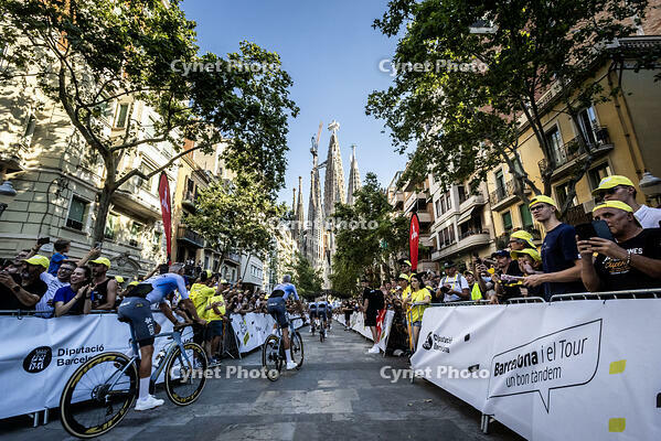 Presentacio equips Tour de Fran?a, avinguda Gaudi amb la Sagrada Familia, Barcelona 2.07.2026 [ABM112368267]