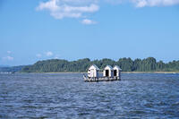 高瀬川（小川原湖）のマテ小屋 [TMA110070114]