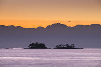 虻ヶ島と立山連峰の朝 [TMA110070794]