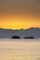 虻ヶ島と立山連峰の朝 [TMA110070799]
