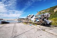 仮復旧した鹿磯漁港と能登半島地震で打ち上げられた漁船 [TMA110070838]