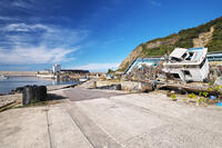 仮復旧した鹿磯漁港と能登半島地震で打ち上げられた漁船 [TMA110070840]