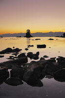 雨晴海岸と女岩と立山連峰の朝 [TMA110070878]