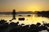 雨晴海岸と女岩と立山連峰の日の出 [TMA110070882]