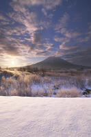 尻別川の樹氷と羊蹄山の日の出 [TMA110070924]