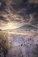 尻別川の樹氷と羊蹄山の日の出 [TMA110070928]