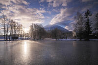 羊蹄山と羊蹄姿見池と日の出 [TMA110070930]