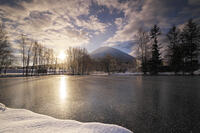 羊蹄山と羊蹄姿見池と日の出 [TMA110070931]