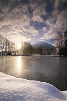 羊蹄山と羊蹄姿見池と日の出 [TMA110070932]