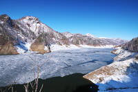 さっぽろ湖と小天狗岳（左）と定山渓天狗岳（右） [TMA110071735]
