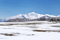 夕張山地と残雪の農地 [TMA110071745]