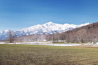 夕張山地と残雪の農地 [TMA110071752]